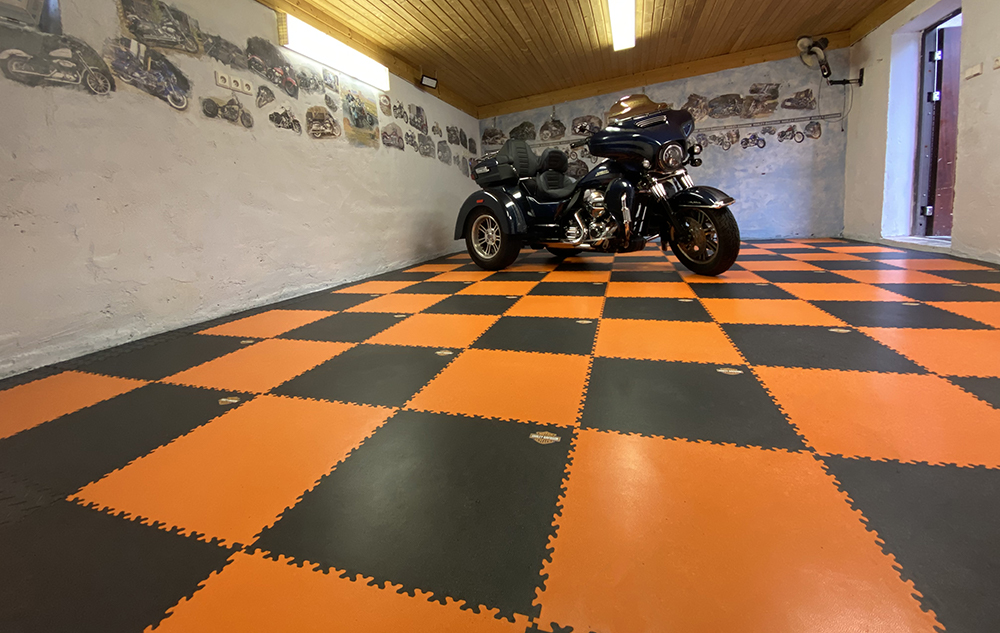 Orange Garage, Tschechien